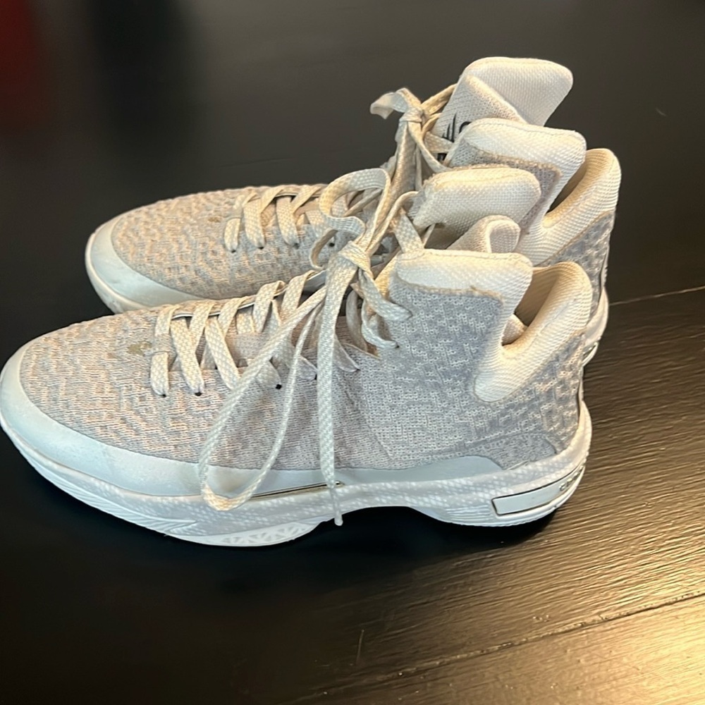 Crossover culture basketball shoes
